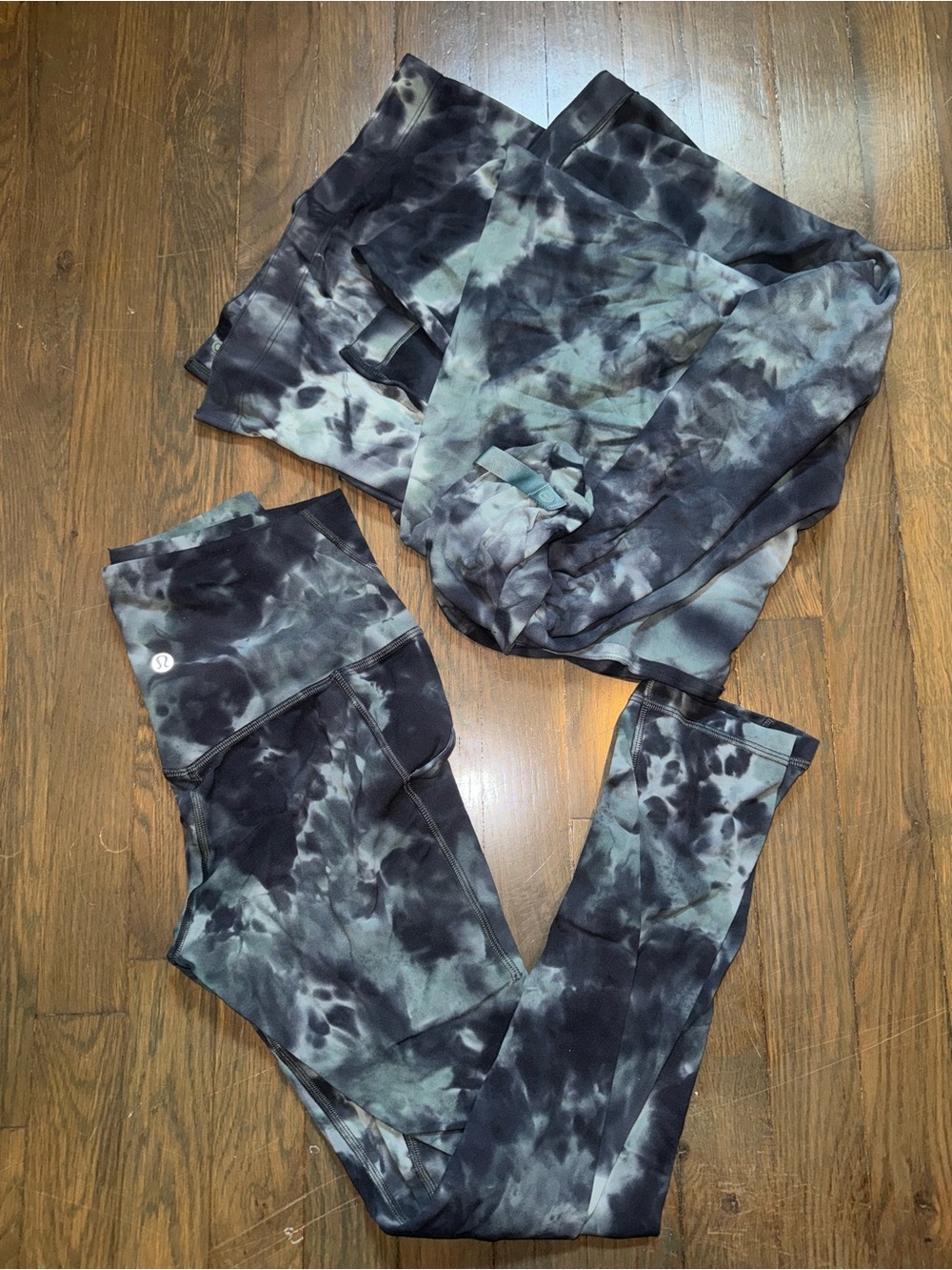 lululemon align diamond dye 25” pockets - scarf to match Set - Picture 1 of 3